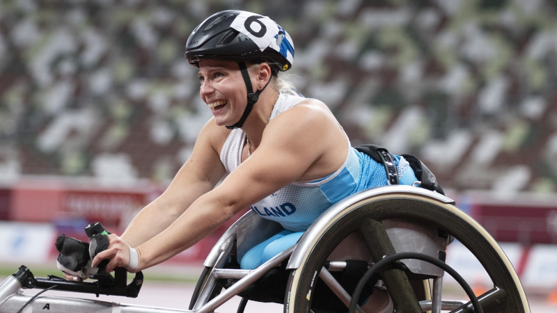 Amanda Kotaja nauraa onnellisena kilparadalla Tokion paralympialaisissa.
