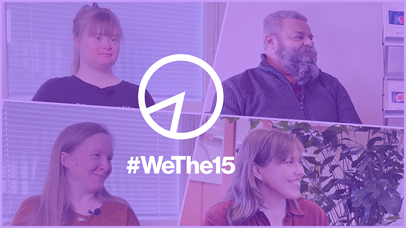 Ihmisiä WeThe15-haastatteluja antamassa kampanjan violetilla väritetyssä kuvassa. Keskellä kampanjan logo: Valkoinen ympyrä, josta halkaistu 15 % osuus ja teksti: #WeThe15