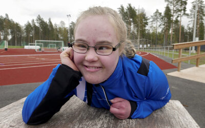 Yleisurheilija Roosa Kukkumäki sai Paralympiarahastosta stipendin osallistuakseen down-urheilijoiden MM-kisoihin