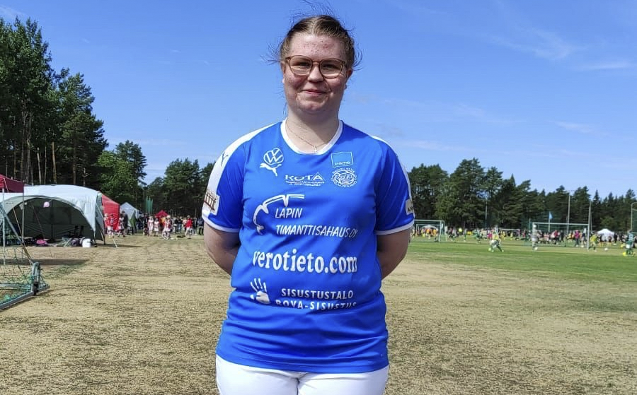 Melina Mäkimartti hymyilee kameralle jalkapallokentällä.