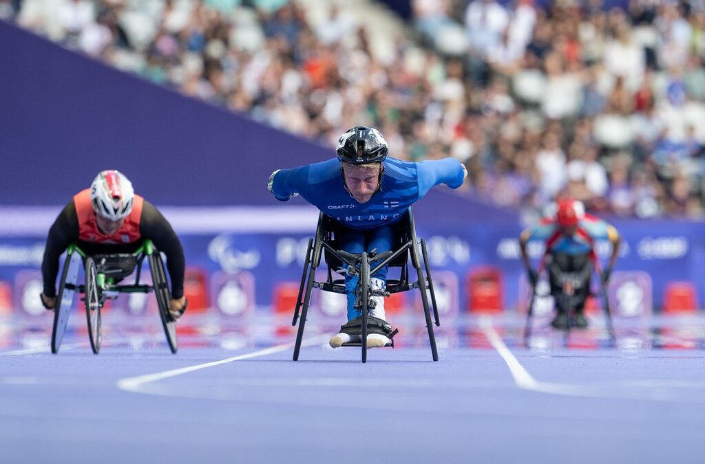 Leo-Pekka Tähti kelaamassa keskittyneenä Pariisin 2024 paralympialaisissa.