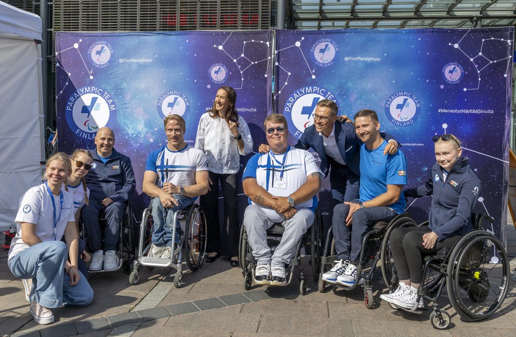 Pariisin 2024 paralympiajoukkueen urheilijoita yhteiskuvassa presidentti Alexander Stubbin ja hänen puolisonsa kanssa.